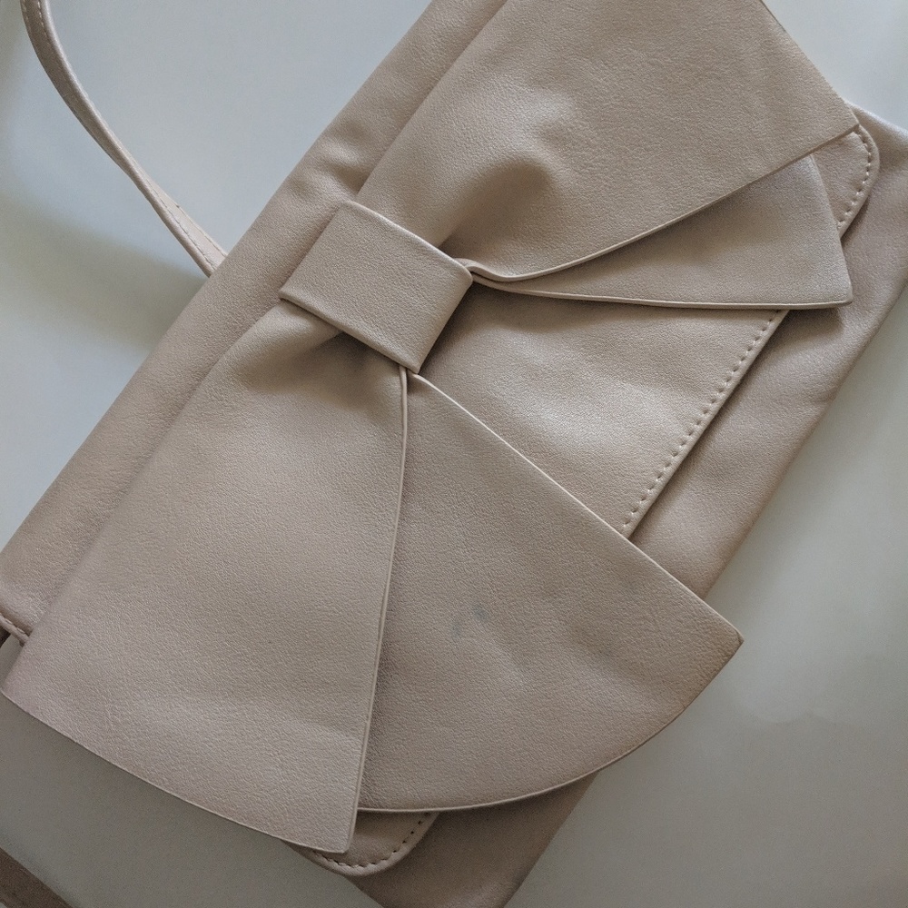 ALDO

Pink Blush Bow Clutch With Crossbody